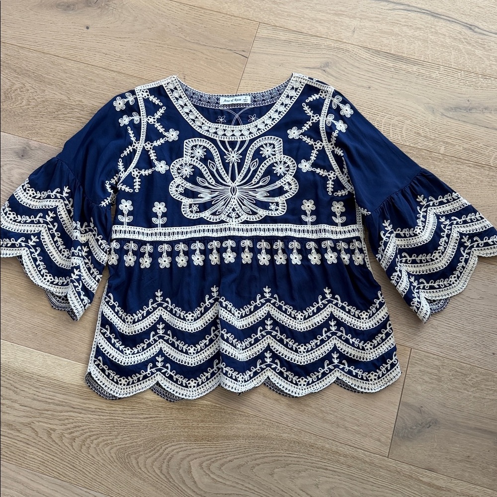 Embroidered Top Floral Design Boho Charm Style Relaxed Size Small Boxy